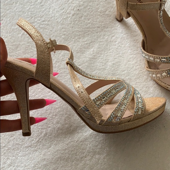 🦄 4/$40 gold sparkly heels - Picture 2 of 3